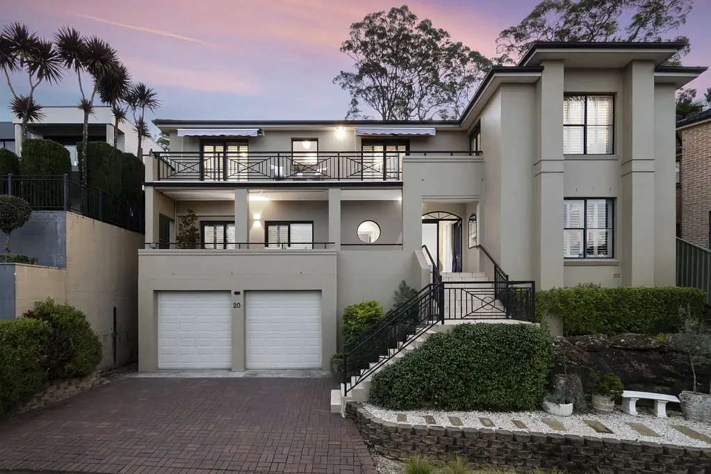 Frenchs Forest 5房 安全社区宅邸 三层多功能布局 五超大卧室 主卧带按摩浴缸 游泳池桑拿健身房 北岸湖景便捷 Low-maintenance modern family home