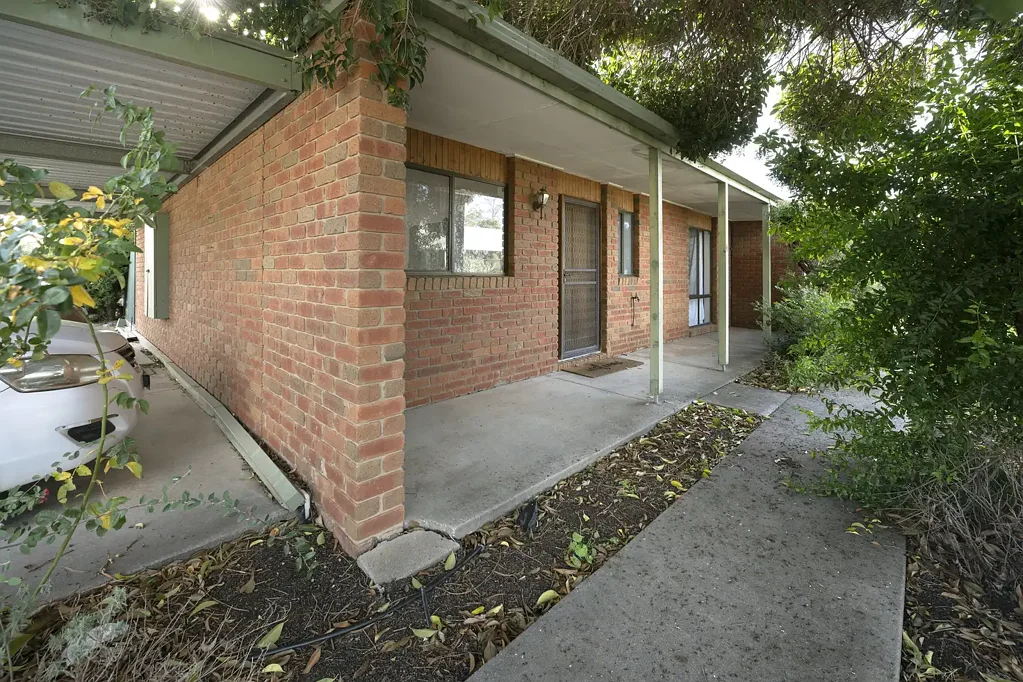 Swan Hill 2Moenga Updated Unit with Secure Yard and Easy Care Living