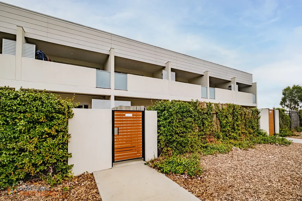 Lawson 3Zimmer Spacious Three-Bedroom Residence with Indoor-Outdoor Versatility and Private Courtyard