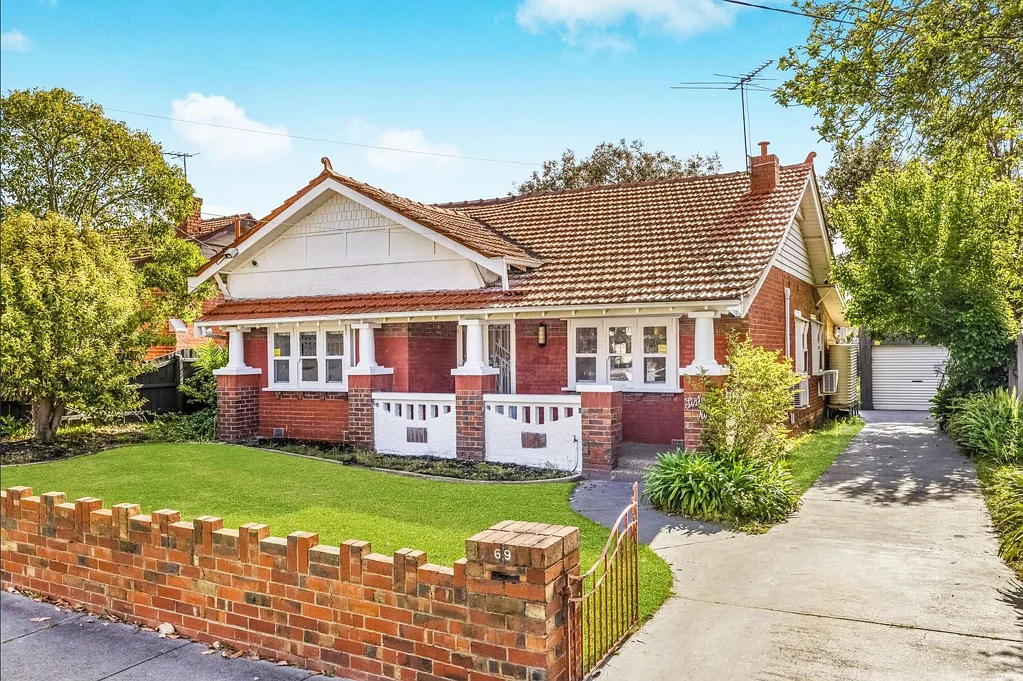 Bentleigh 3房 地理位置优越 步行至各类便利设施 全面翻新装修 木地板 内置衣柜 阳光房 610平方米土地 宜居舒适。 HOUSE FOR SALE IN BENTLEIGH