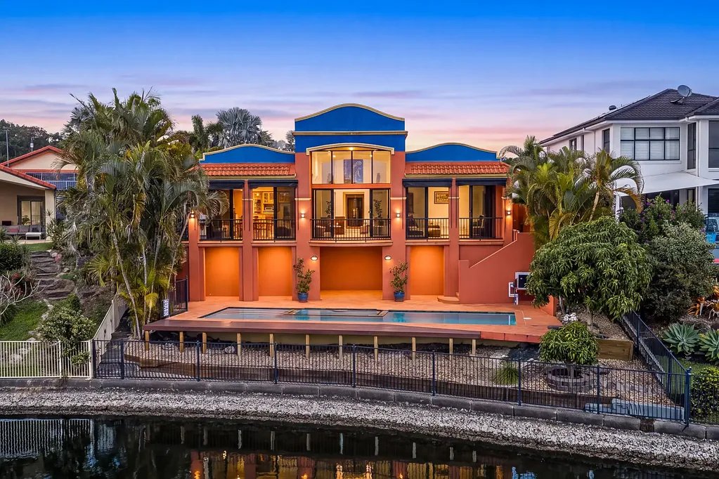 Burleigh Waters 4غرفة نوم North-Facing Waterfront – A Rare Opportunity to Create Something Extraordinary