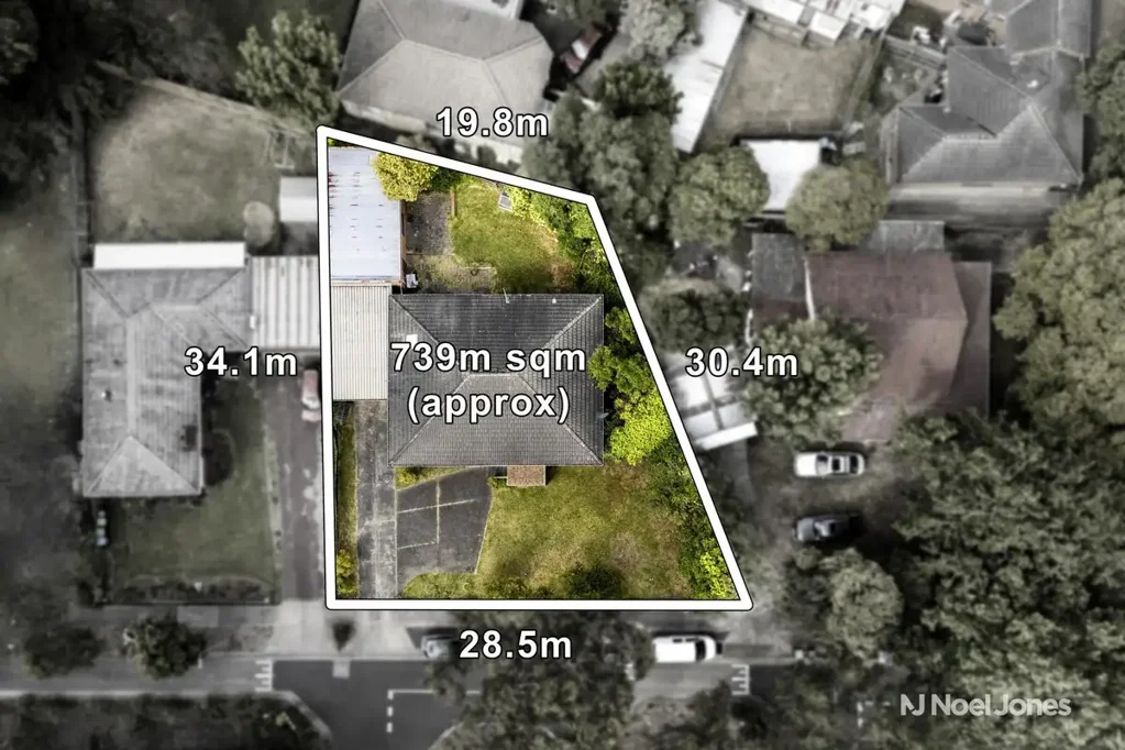 Ringwood 3房 高增长区域 739sqm地块 便捷交通 优质学区 出色停车位 巨大起居空间 多功能工作室 无与伦比位置 Renovate Or Redevelop In Ringwood’s Activity Centre Zone