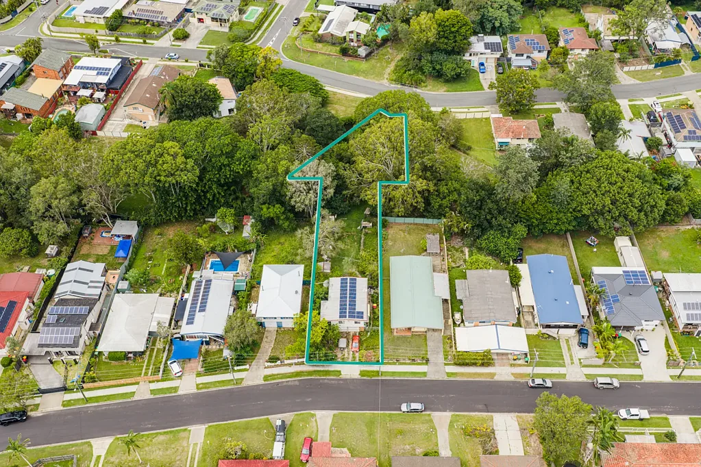 Strathpine 巨大地块2008平米 静谧街道潜力无限 翻新扩建自由空间 便利设施近在咫尺 Massive Block In Strathpine! ( 2 Street access)