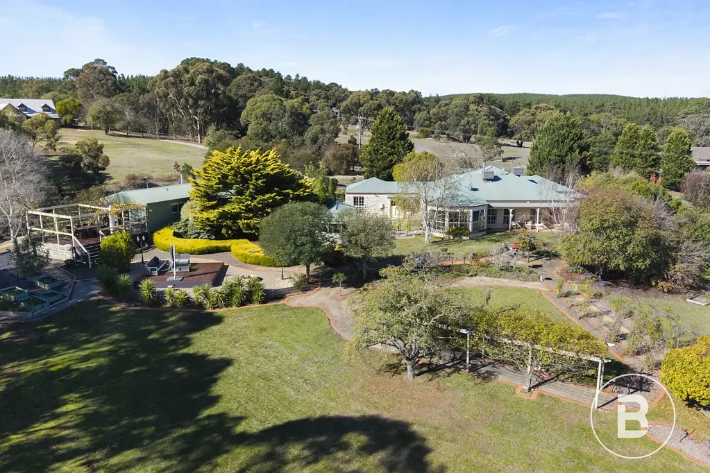 Magpie 4房  QUALITY FAMILY RESIDENCE OVERLOOKING 2.7 ACRES (approx)