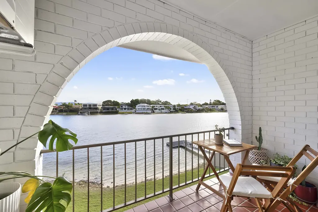 Mermaid Waters 2कमरा Exceptional Waterfront Value in a Premier Location