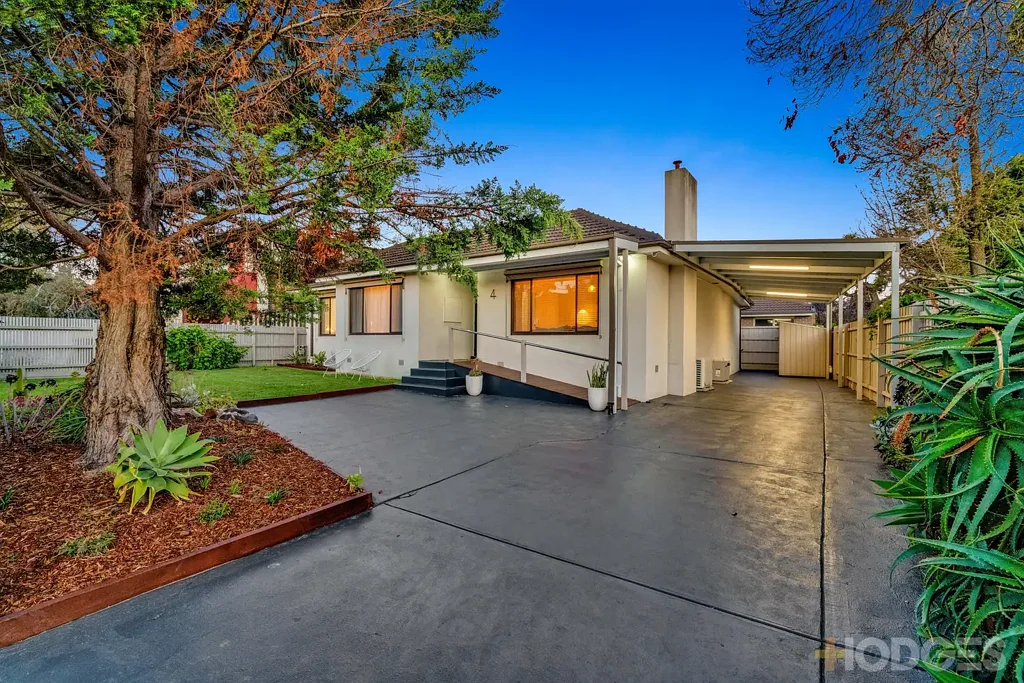 Cheltenham 4房 现代住宅典范 低维护便捷 豪华舒适 灵活布局 正式客厅壁炉 宽敞开放式起居 阳光充足朝北户外 现代厨房Caesar Stone台面 豪华双人卧室 镜面内置衣柜 全瓷砖浴室 独立浴缸步入式淋浴 硬质耐磨硬木竹地板 地暖反向循环空调 安全CCTV视频对讲机 自动门四车停车位 能源效率LED筒灯 双层玻璃 宁静家庭区域 备受追捧学校 设施齐全 A HOME OF SPACE, STYLE AND EASE