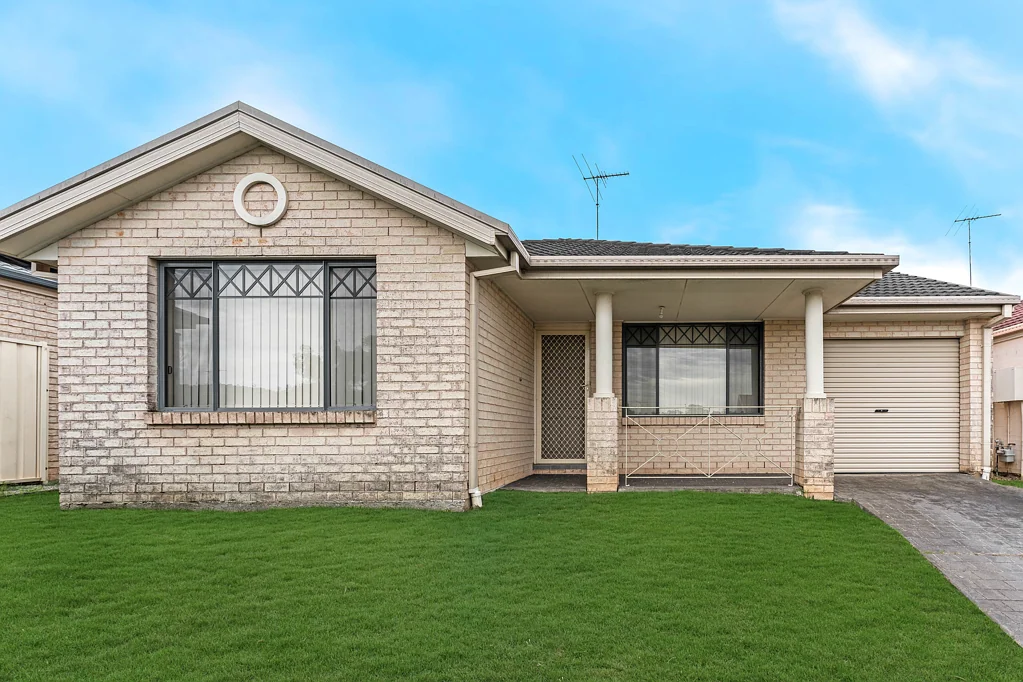 Charming Family Retreat in Prime Quakers Hill Location – Walk to Train Station!