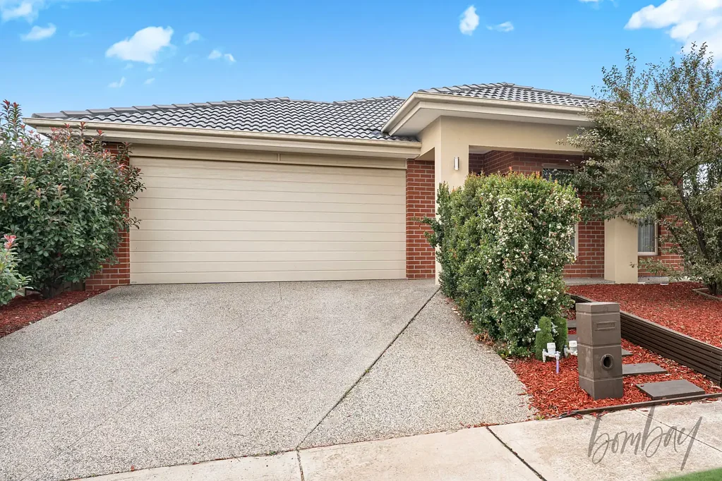 Mickleham 4房 温暖热情之家 4卧宽敞主卧带步入式衣帽间和卫浴 513sqm土地 双车库石材台面厨房 开放式起居区 高天花板全新地板 低维护后院 太阳能电池板 步行可达学校与设施 Vendor Highly Motivated to sell at $730K to $750K Land 513sqm