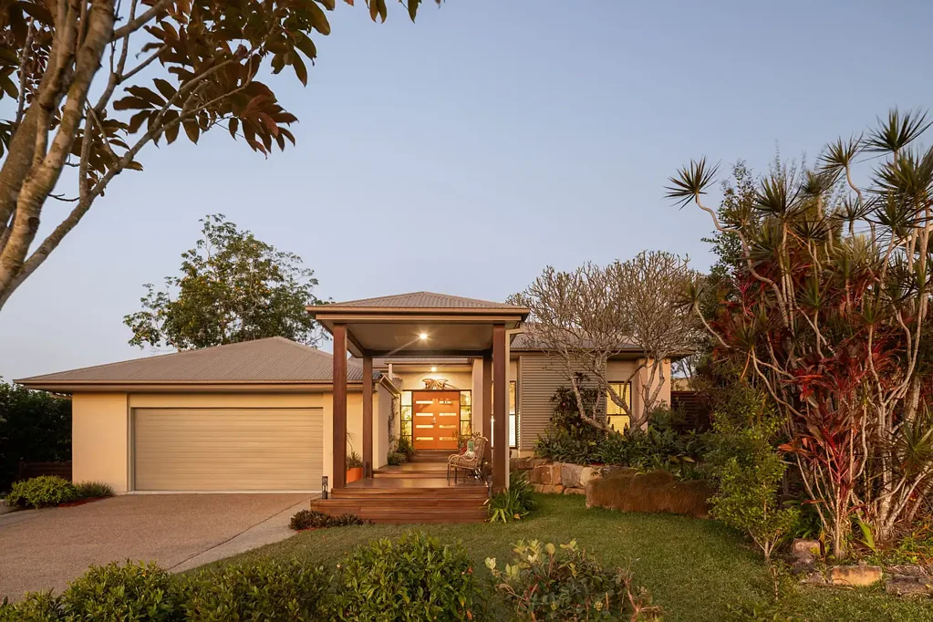 Brookwater 4 Slaapkamer STYLISH FAMILY ENTERTAINER ON 1,076SQM IN PREMIER LOCALE