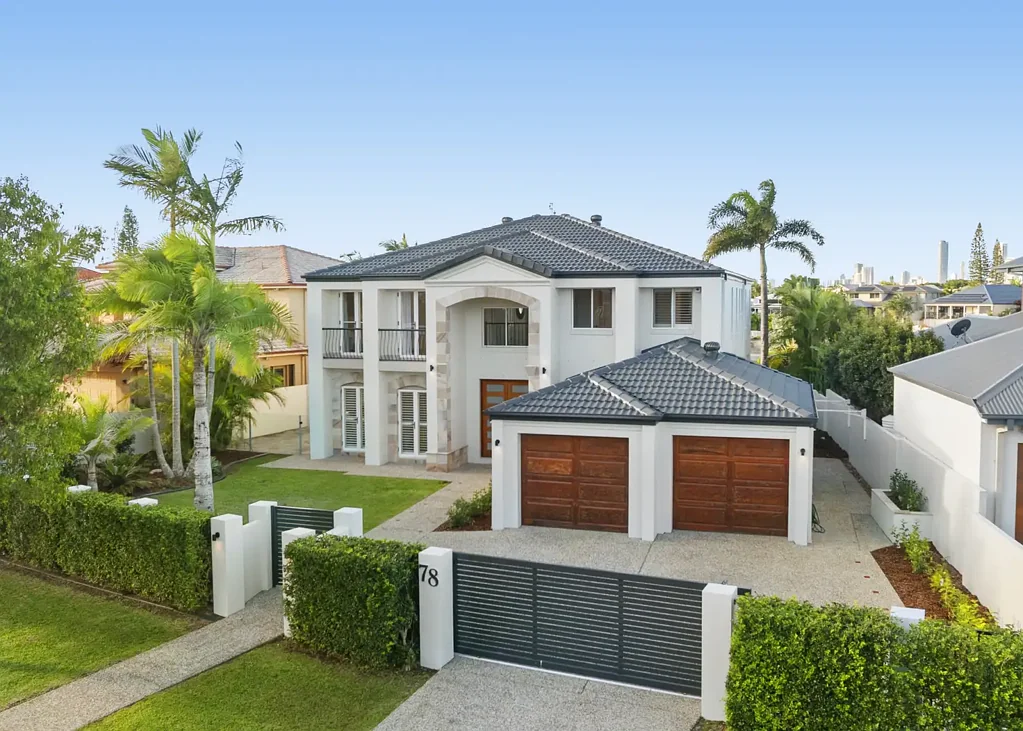 Benowa 5ห้องนอน North-East Waterfront Entertainer with Skyline Views and Private Pontoon