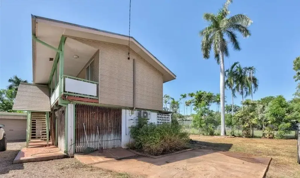 Large elevate house, semi furnished
