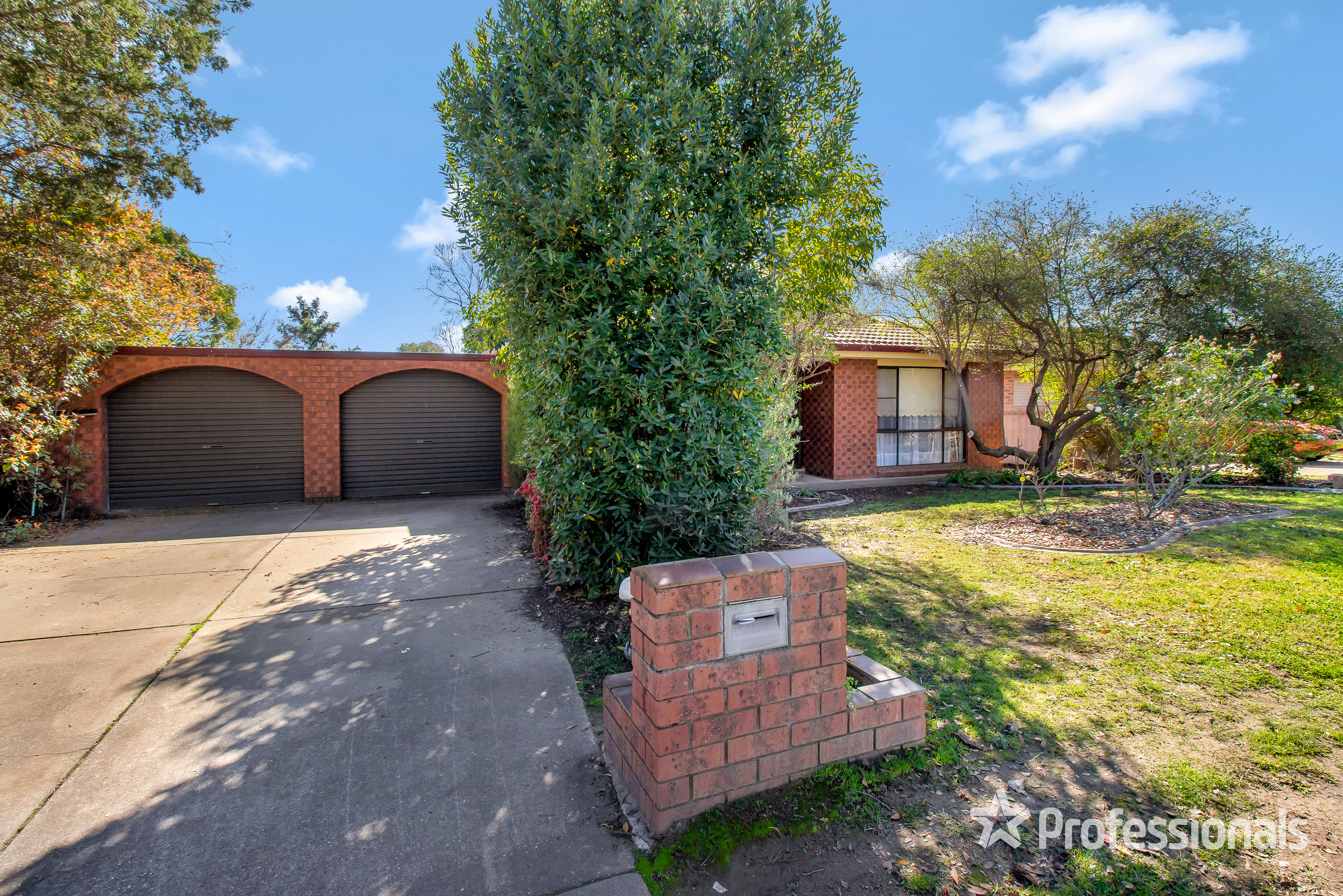 17 BALLEROO CR, GLENFIELD PARK NSW 2650, 0 chambres, 0 salles de bain, House