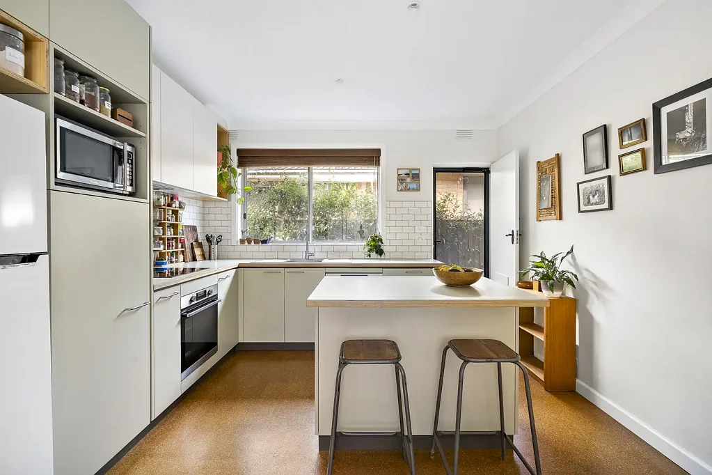 Brunswick East 2房 步行即达Lygon街 精致单层单元 宽敞开放式设计 岛式吧台厨房 宁静卧室内置柜 环绕绿化庭院 便捷生活配套 Enjoy Every Convenience with Updates Done