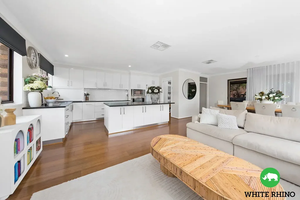 Karabar 6ห้องนอน Charm Filled Double Storey Split-level Home