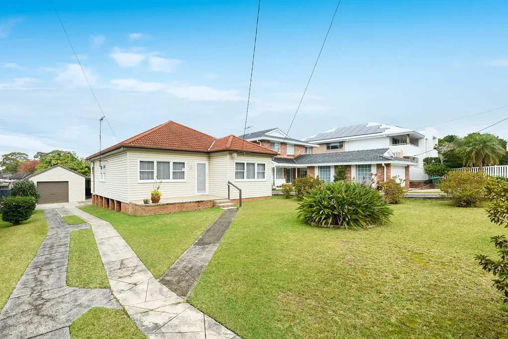 Caringbah South 3房 967.5平米阔地朝北 硬木结构精维护 宽敞临街面 开发潜力大 便捷交通配套 Prime Development Opportunity