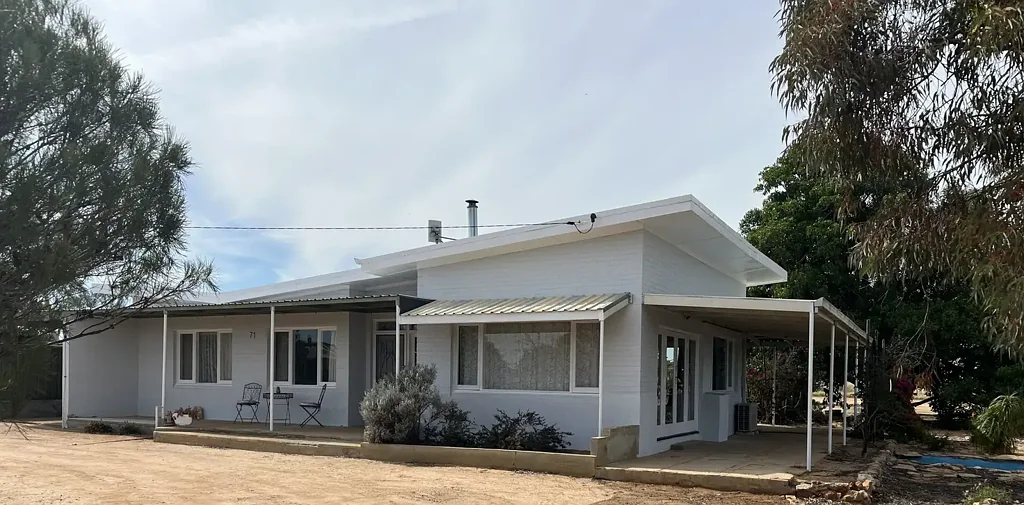Nungarin 3कमरा SPACIOUS BRICK HOME and HUGE SHED ON 5 ACRES!!