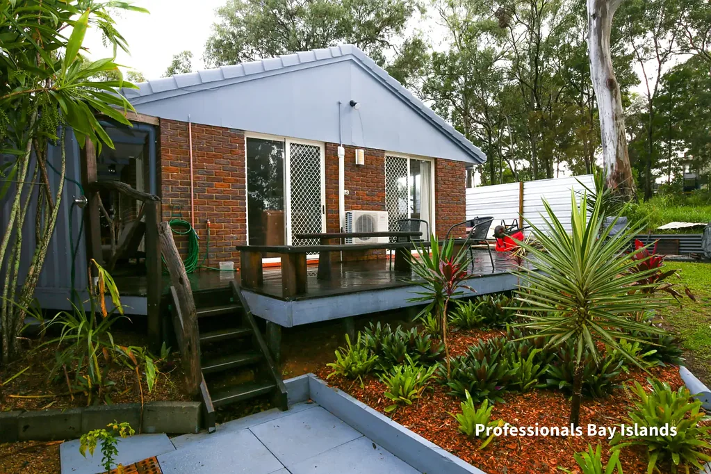 Macleay Island 3房 宽敞741m²地块 三卧书房 海风穿堂 太阳能板 独立储物棚 适合家庭 Peaceful Position, Perfect Lifestyle – Walk to Golf Course and Corroberee Park
