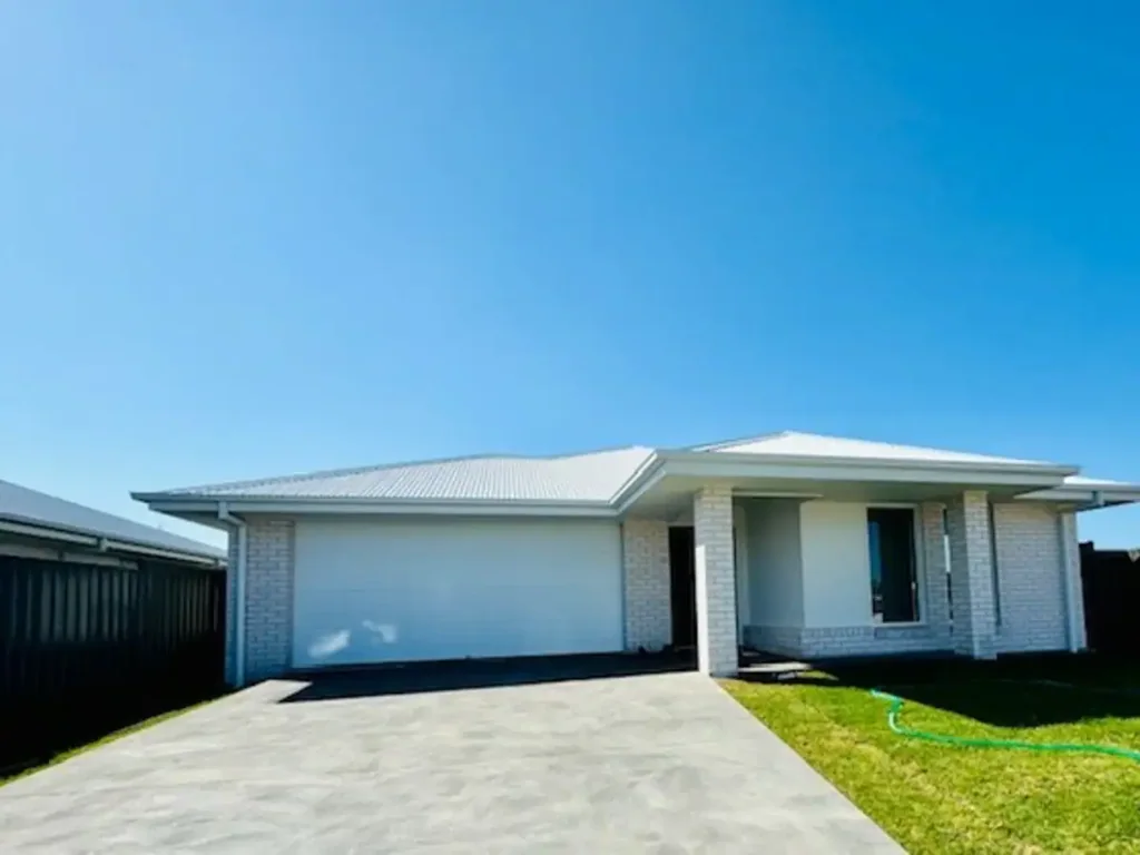 MODERN FAMILY HOME IN PRIME LOCATION!