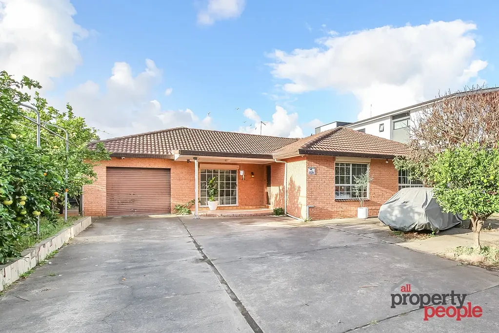 Moorebank 3Phòng ngủ Perfect Development Opportunity