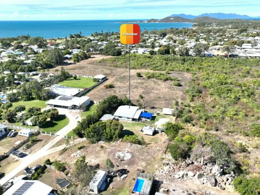 Bowen 3 Bedroom 3 Acres in middle of Queen Beach.