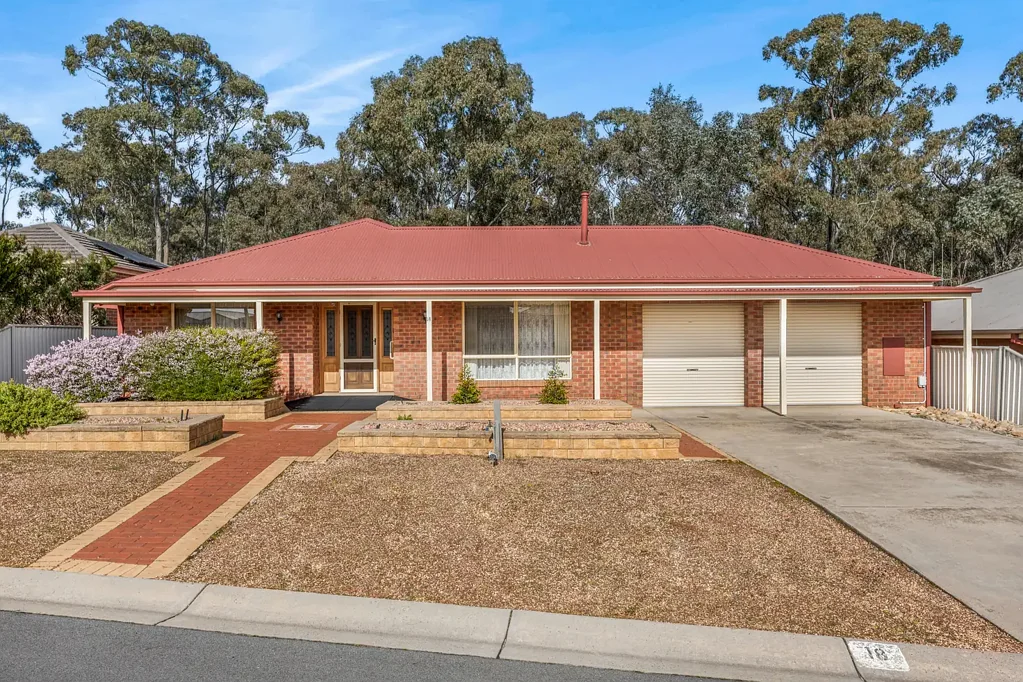 Spacious Three Bedroom Home with Peaceful Bushland Outlook