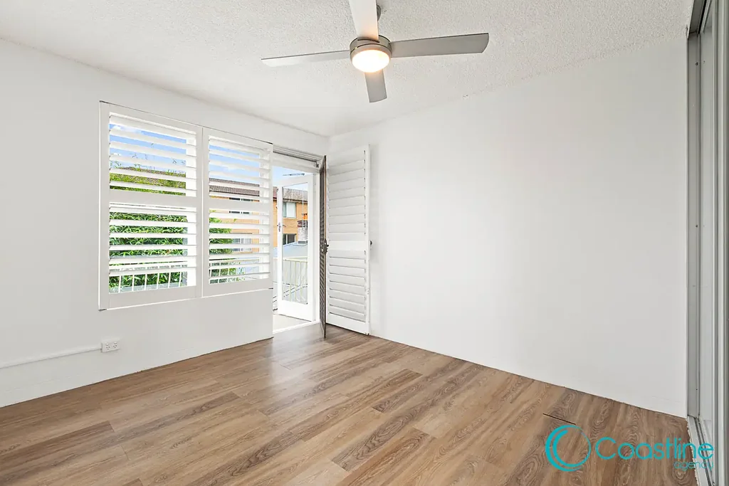 Chic Renovated Two Bedroom Apartment with Garage Minutes to Beach