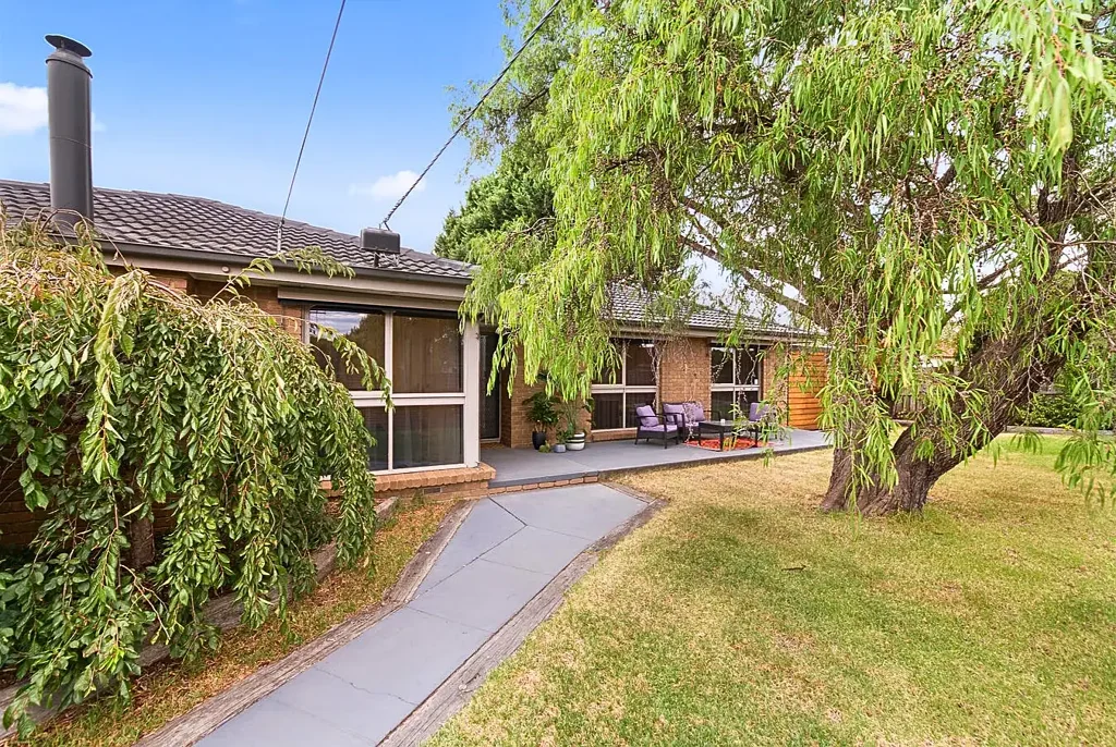 Modern 3 Bedroom Home with Huge Garage/Workshop in Prime Location