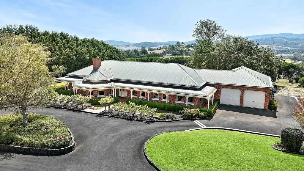 Narre Warren North 4 Bedroom Timeless Elegance in Picturesque Narre Warren North Setting