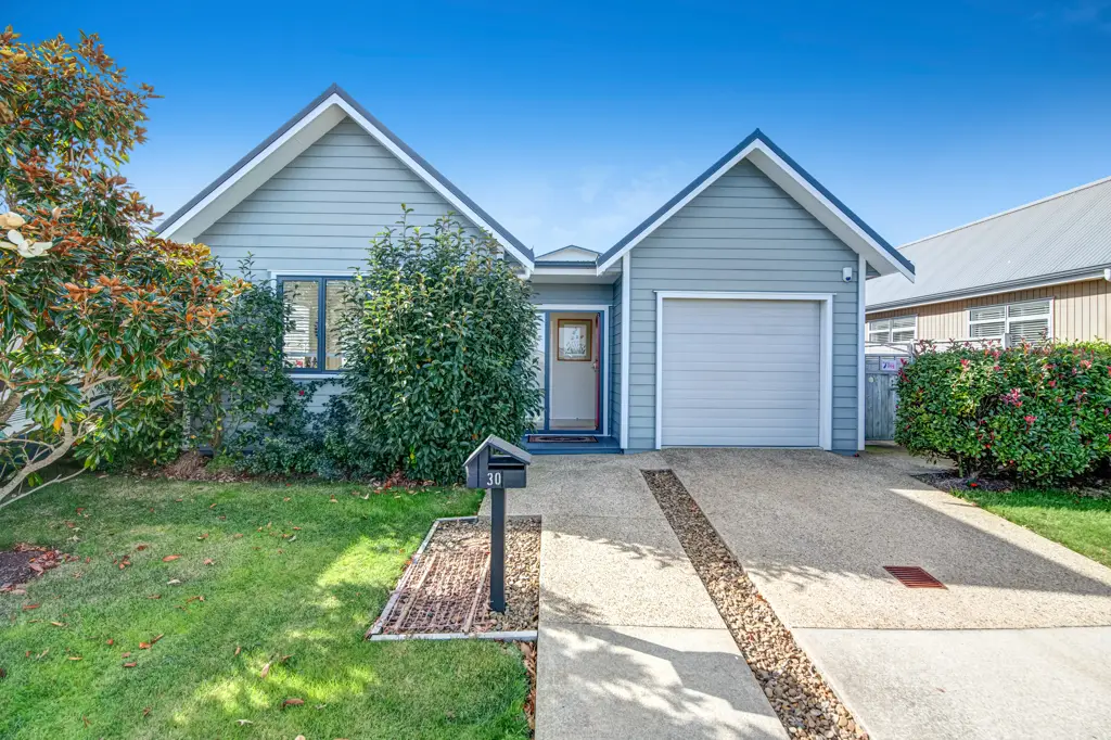 Gulf Harbour 2房  Stunning Modern Home with Impressive Curb Appeal!