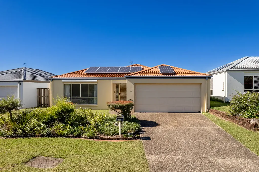 Arundel 3Kwarto Free-Standing Family Home – Walk to AB Paterson College – No Body Corporate