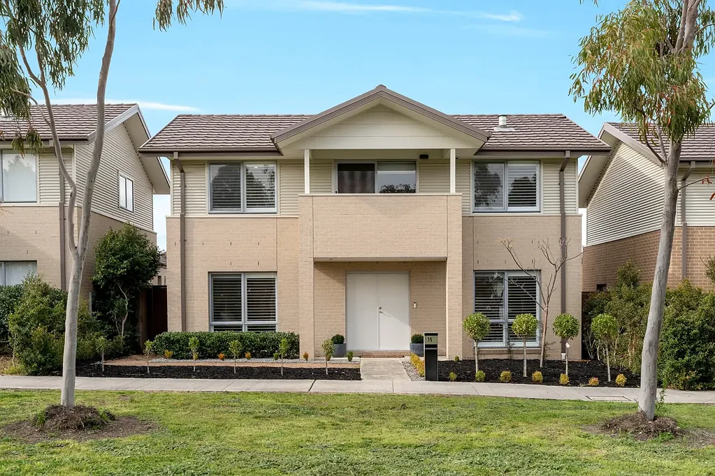 Westmeadows 5房 Valley Park Estate 5卧3卫 主卧双步入式衣帽间 开放式厨房石材岛台 风管供暖 双车库 步行至学校商圈 Sought-After Parkside Lifestyle, Rarely Offered