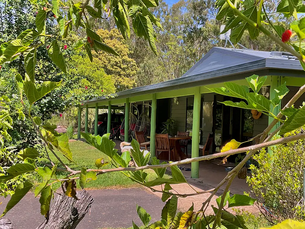 Millstream 4ห้องนอน Beautiful Atherton Tablelands established home on 3.7 acres in Millstream South, with Eco Barn which offers the potential of earning income from home.