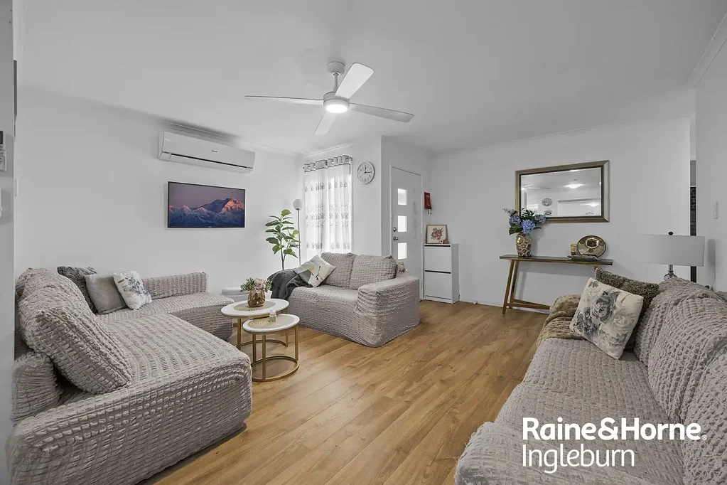 Ingleburn 3 Slaapkamer Move-In Ready Semi-Detached Duplex | No Strata | Walk to Bus Stop