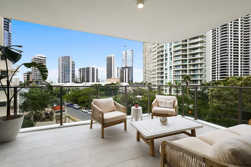 Main Beach 2房  Main Beach's Best Buying Opportunity – 2 Bed, 2 Bath, 2 Cars