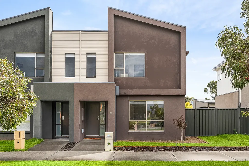 Tarneit 3Zimmer Thoughtfully Designed Family Living with Park Views