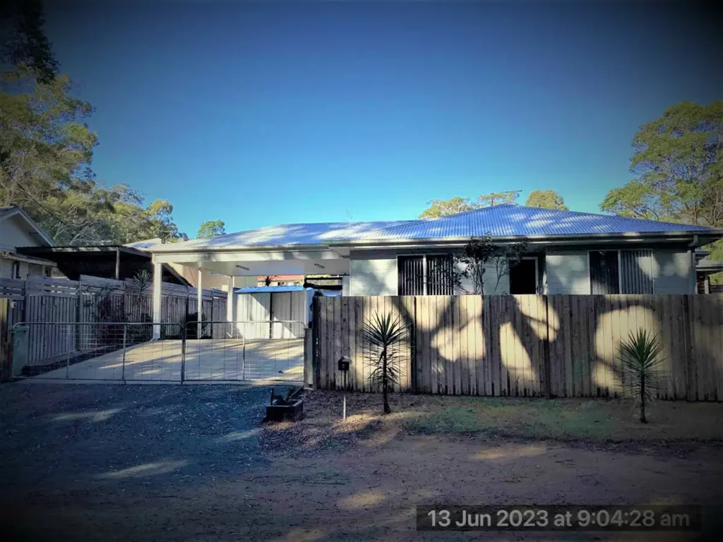 MODERN FULLY FENCED 3 BEDROOM HOME - CLOSE TO TOWN