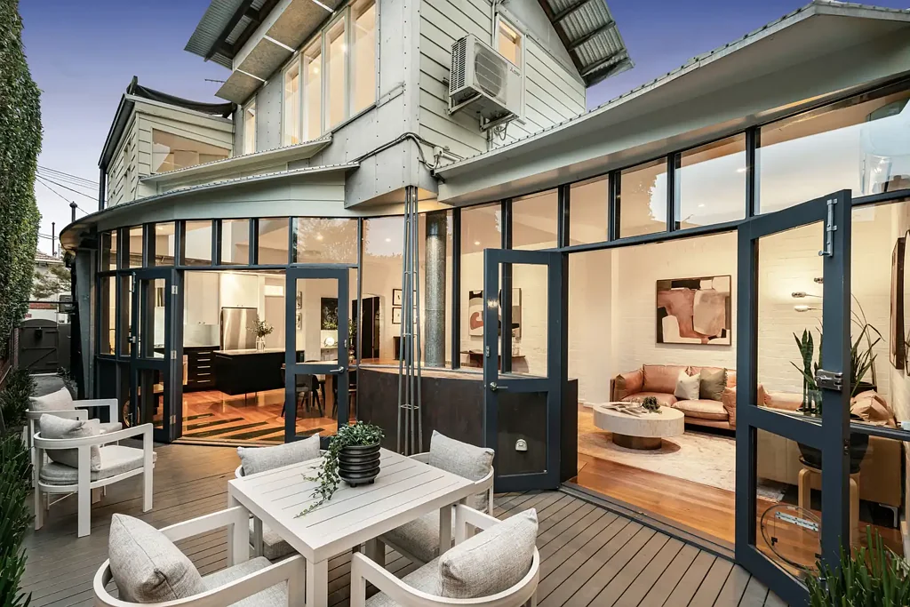 South Yarra 3房 19世纪风格翻新 卓越空间布局 充足自然光线 弧形玻璃墙 私密水景 开放式厨房 主卧带套 南雅拉抢手街道 Inner City Spaces of Signature Style