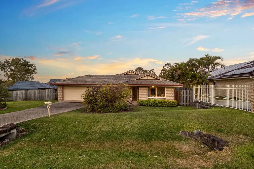 Heathwood 4房 Heathwood 备受追捧社区的稀有 704 平方米家庭休憩之所 Rare 704m² Family Retreat in Sought-after Estate