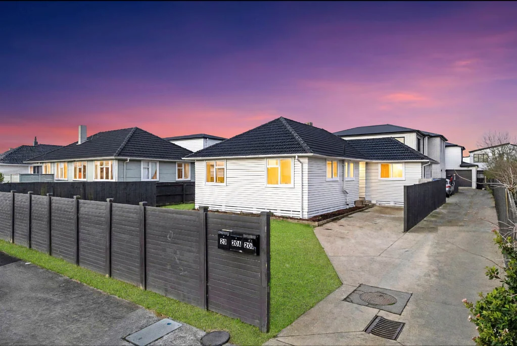 Papakura 4कमरा Renovated 4-Bedroom Gem on 432m² Freehold!