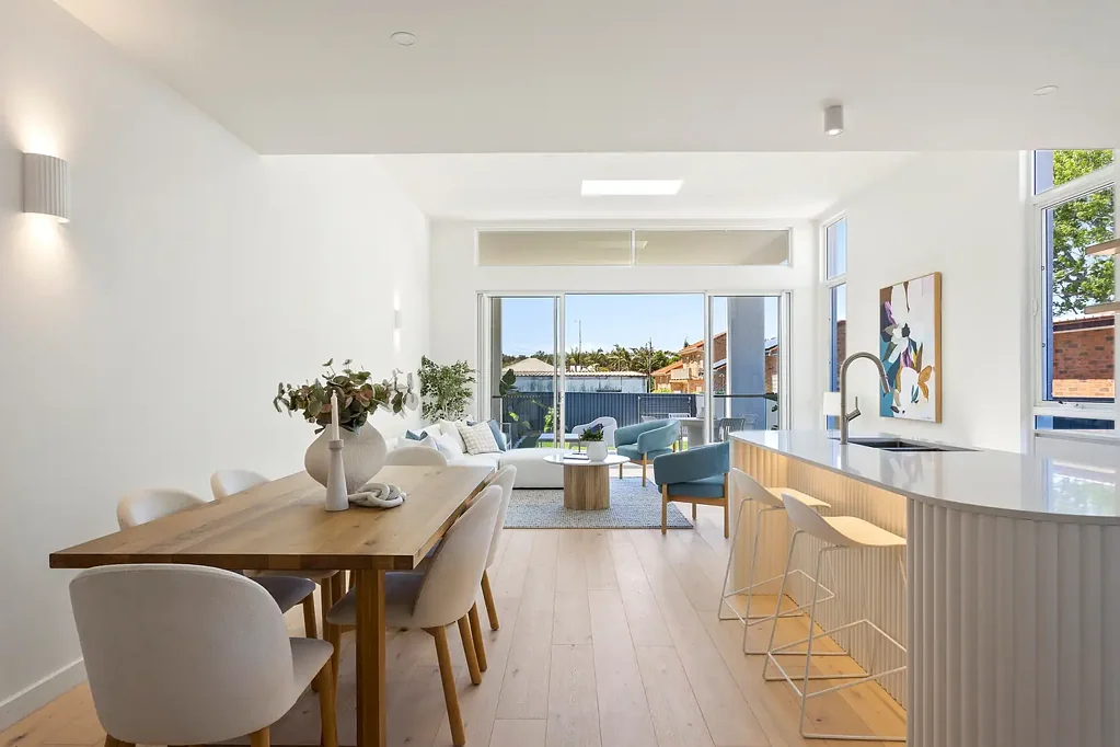 East Corrimal 4房 全新设计师联排别墅 工程橡木地板 3.6米高天花板 宽敞起居空间 Smeg集成电器 厨师厨房设计 悬崖景观 主卧带套间 美丽户外区域 阳光后院 Premium family-friendly luxury and lifestyle