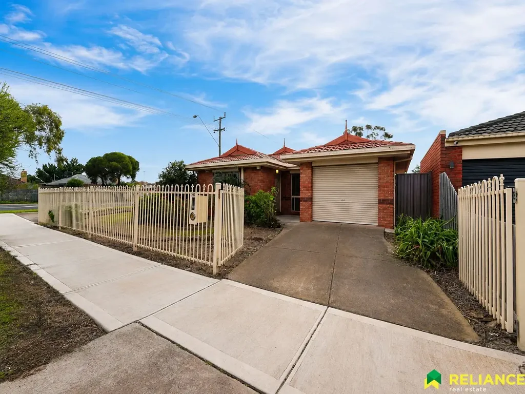 Melton South 3房 宽敞三卧  实用布局  单车库便利  宽阔地块潜力  太阳能电池板  优越地理位置  学校商店交通近 The Perfect Opportunity to Make It Your Own