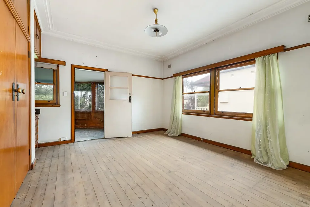 Haberfield 3房 Haberfield特色半独栋 深长地块后部工作室 早期建筑细节 木地板高天花板 灵活后院空间 卓越增值潜力 顶级地段近公园 Timeless Haberfield Charm with Endless Potential