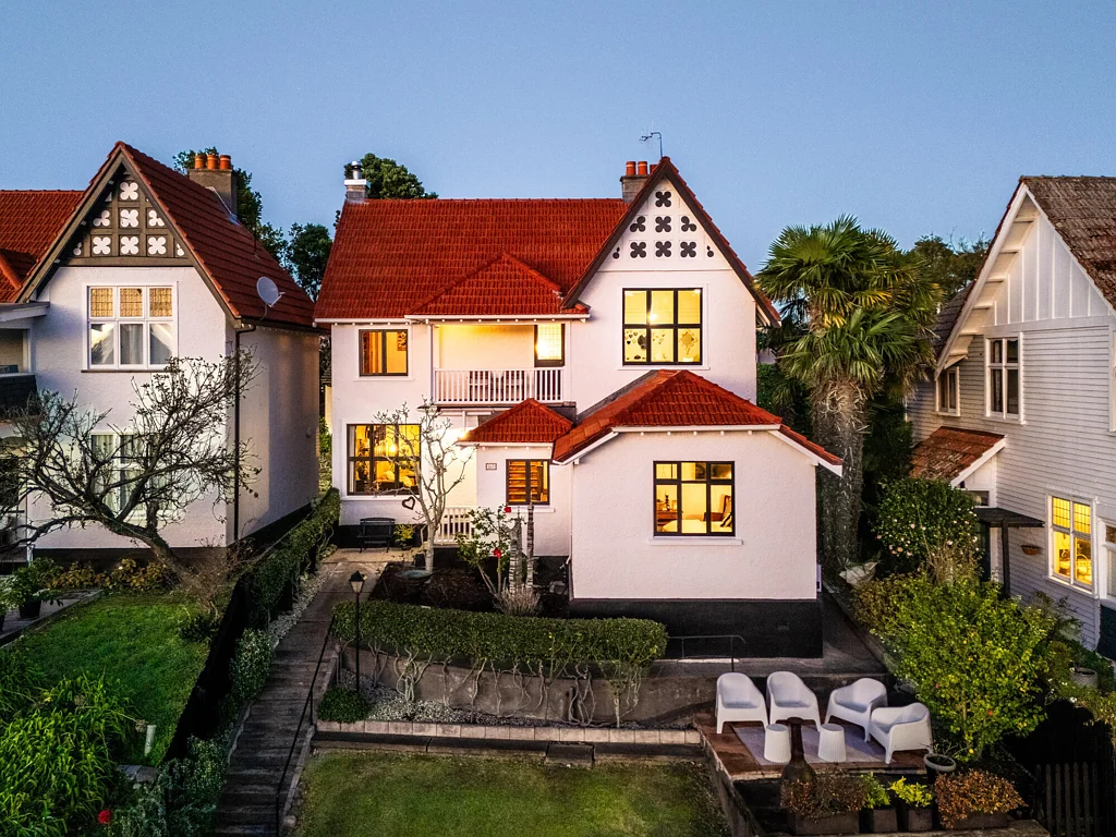 Napier Hill 5房  Some homes are just houses. 'Sarfend' is a legend