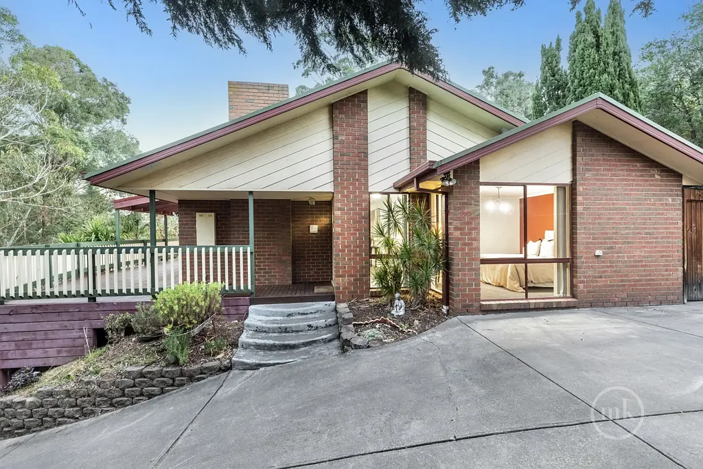 Diamond Creek 3房 绿树成荫环境 温馨家庭住宅 多个生活区域 特色客厅壁炉 中心厨房用餐 宽敞露台视野 舒适卧室两浴 成熟私密环境 便捷生活便利 A Leafy Diamond Creek Retreat With Space, Character & Lifestyle Appeal