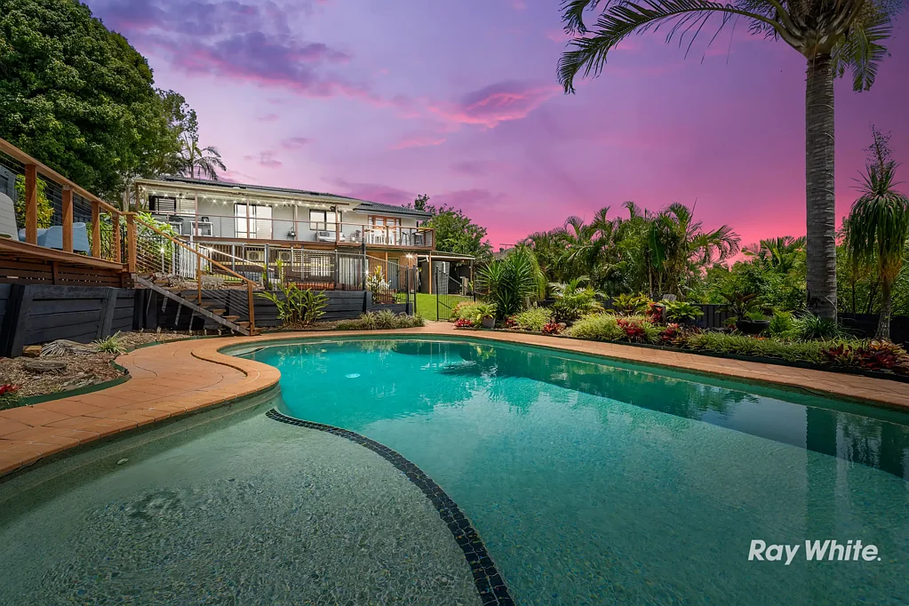 Springwood 4 Bedroom Multi-Level Home on Huge 1012m2. Resort-Style Outdoor & Beautifully Renovated Interiors with Views to the Great Dividing Range