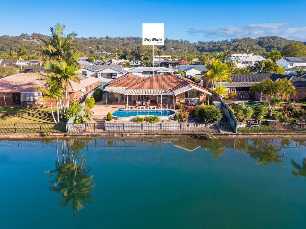 Currumbin Waters 4房  Ocean-Access Waterfront Wonderland - First Time Offered in 32 Years!