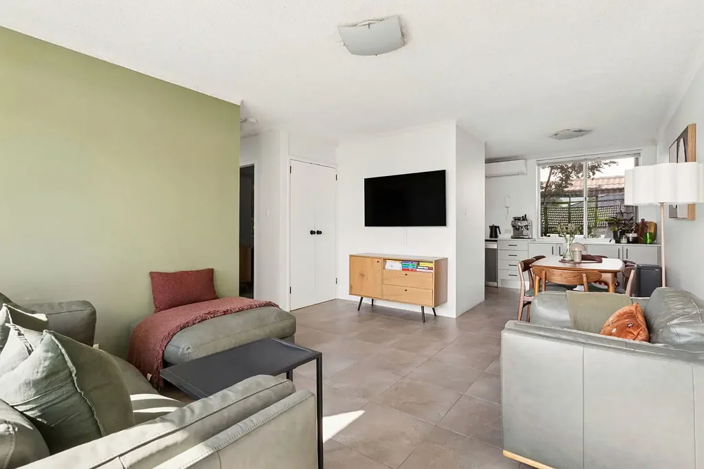 Eastlakes 2Kwarto Bright Modern Apartment in a Quality Eastlakes Building