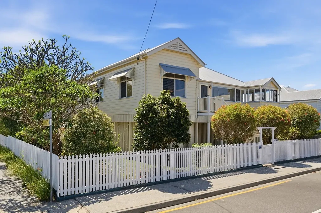 Woolloongabba 4ਬੈੱਡਰੂਮ Grand Queenslander on 809sqm Corner Block with Subdivision Potential - Open Sat 10th at 10am - 10:30am