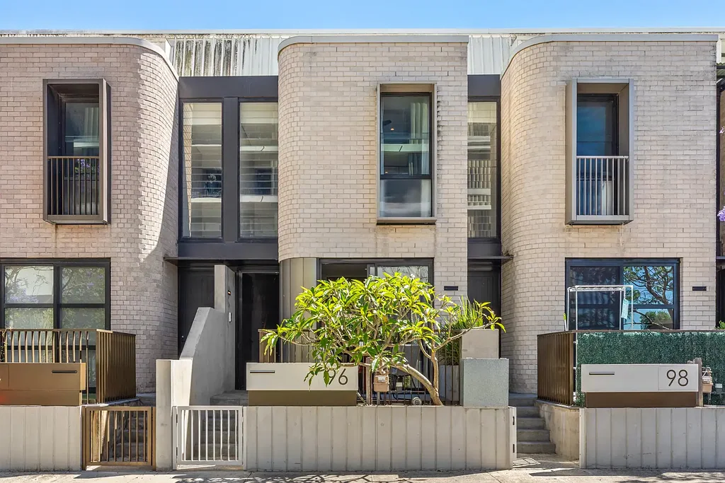 Erskineville 4房 Ashmore Precinct精装联排 花岗岩厨房Miele电器 主卧SPA套间 四卧带BIR 北向庭院采光佳 步行名校咖啡馆 Architecturally Designed four-bedroom home in the Ashmore Precinct w/ secure parking