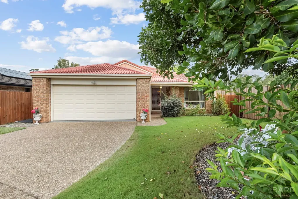 Kenmore 4 Bedroom Spacious Family Living in a Private Cul-de-Sac with Multiple Living Areas & Outdoor Entertaining